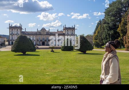 Jeune femme souriant en visitant le palais de Brejoeira à Monção Portugal Banque D'Images