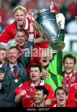 Les joueurs et le Manager de Manchester United Alex Ferguson célèbrent la victoire lors de la finale de la Ligue des champions 1999 Manchester United v Bayern Munich - Champio Banque D'Images