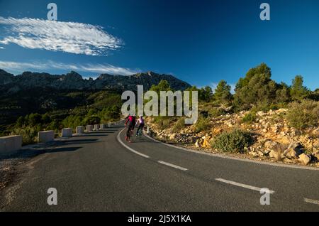 Les collines dans et autour de Calpe village avec Bernia montagne en arrière-plan, zone très populaire avec les cyclistes, Costa Blanca, Alicante, Espagne Banque D'Images