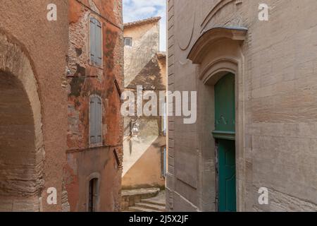 Village provençal médiéval Gordes rues étroites, vieux bâtiments calcaires avec portails. Vaucluse, Provence, Alpes, Côte d'Azur, France Banque D'Images