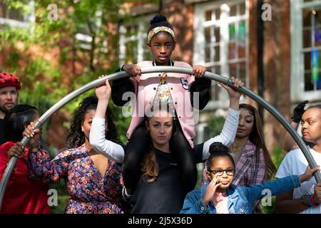 Des artistes du Cirque bijou, qui participent aux célébrations du Jubilé, lors d'un appel photo pour le dévoilement final du Jubilé de platine au BAFTA à Londres. Date de la photo: Mardi 26 avril 2022. Banque D'Images