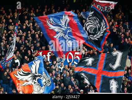 LONDRES, Royaume-Uni, AVRIL 25 : Crystal Palace Flags pendant la Premier League entre Crystal Palace et Leeds United au Selhurst Park Stadium, Londres Banque D'Images