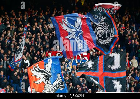 LONDRES, Royaume-Uni, AVRIL 25 : Crystal Palace Flags pendant la Premier League entre Crystal Palace et Leeds United au Selhurst Park Stadium, Londres Banque D'Images