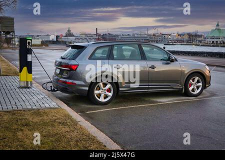Audi Q7 60 TFSI e véhicule électrique hybride enfichable, PHEV, charge de la batterie au point de charge Helen en bord de mer. Helsinki, Finlande. 10 avril 2021. Banque D'Images
