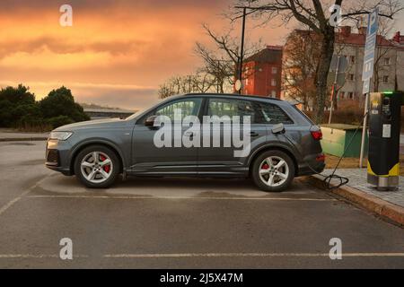 Audi Q7 60 TFSI e véhicule électrique hybride enfichable, PHEV, charge de la batterie au point de charge Helen en bord de mer. Helsinki, Finlande. 10 avril 2021. Banque D'Images