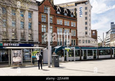 Tramway à l'approche de la station de la place du Vieux marché dans le centre-ville. Nottingham, Nottinghamshire, Angleterre, Royaume-Uni, Grande-Bretagne Banque D'Images