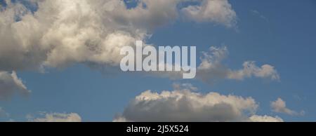 Lumière naturelle et nuages blancs flottant sur le ciel bleu Banque D'Images