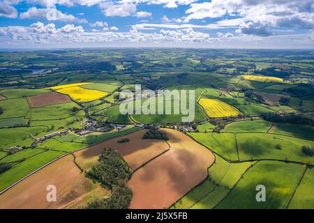 Top Down sur les champs et les terres agricoles, English Village, Devon, Angleterre, Europe Banque D'Images