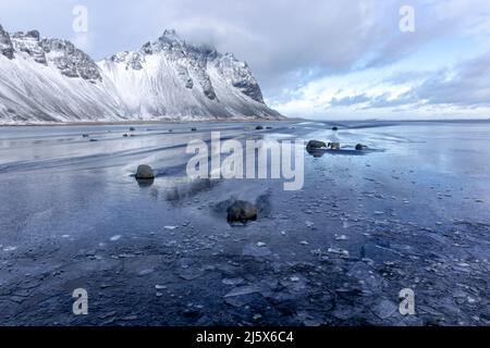 Vue d'hiver de la chaîne de montagnes Vestarhorn sur la péninsule de Stokknsnes, Islande Banque D'Images