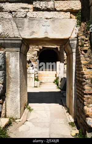 Une croix chrétienne sculptée en pierre au-dessus d'une porte au petit théâtre Odéon. À l'ancien site archéologique grec et romain d'Ephèse. À Selçuk, İzmir Banque D'Images