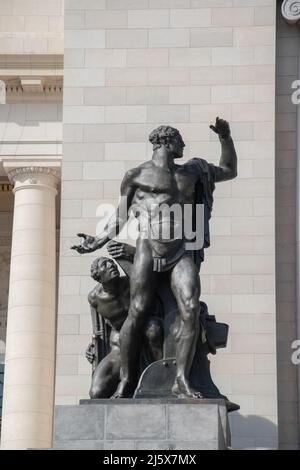Le travail, l'une des deux statues par Angelo Zanelli qui flanquent El Capitolio à La Havane, Cuba Banque D'Images