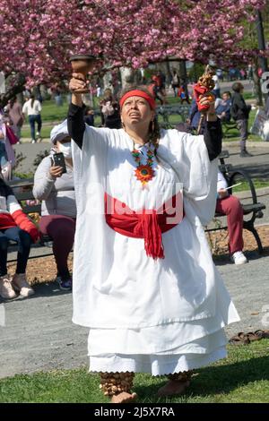 Une danseuse du Calpulli Mexican Dance Group march, dansez, fêtez et remerciez à l'anniversaire d'Escuelita en Casa. À Queens, New York. Banque D'Images