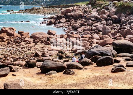 PLOUMANACH, FRANCE - 5 SEPTEMBRE 2019 : il s'agit d'un couple adulte non identifié sur les rochers de granit de couleur inhabituelle sur la côte de granit rose à Brit Banque D'Images