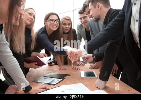 les collaborateurs satisfaits se félicitent mutuellement de leur réussite Banque D'Images