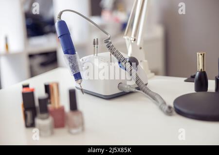 Table de travail du maître de manucure dans le salon de beauté Banque D'Images