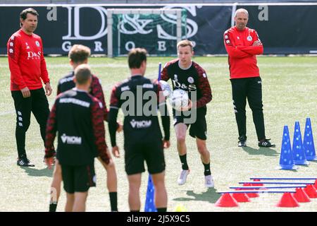 Rotterdam, pays-Bas. 26 avril 2022, ROTTERDAM - (lr) l'entraîneur adjoint de Sparta Rotterdam Jeroen Rijsdijk et l'entraîneur de Sparta Rotterdam Maurice Steijn lors de la première session de formation de Sparta Rotterdam le 26 avril 2022 à Rotterdam, pays-Bas. Maurice Steijn est déjà entraîneur-chef de Sparta Rotterdam. L'homme de 48 ans Hagenaar, qui ne commencerait en fait que dans la nouvelle saison, rejoindra immédiatement le successeur de Henk Fraser. ANP PIETER STAM DE YOUNG Banque D'Images