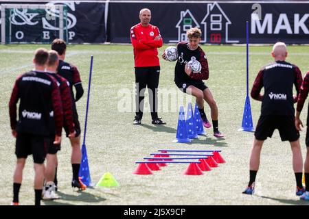 Rotterdam, pays-Bas. 26 avril 2022, ROTTERDAM - l'entraîneur de Sparta Rotterdam Maurice Steijn et Sven Mijnans de Sparta Rotterdam lors de la première session d'entraînement de Sparta Rotterdam le 26 avril 2022 à Rotterdam, pays-Bas. Maurice Steijn est déjà entraîneur-chef de Sparta Rotterdam. L'homme de 48 ans Hagenaar, qui ne commencerait en fait que dans la nouvelle saison, rejoindra immédiatement le successeur de Henk Fraser. ANP PIETER STAM DE YOUNG Banque D'Images