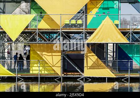 Templar Pavillon auf dem Olympiasee zum 50-jährigen Jubiläum Sport im Olympiapark München Banque D'Images