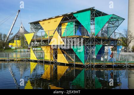 Templar Pavillon auf dem Olympiasee zum 50-jährigen Jubiläum Sport im Olympiapark München Banque D'Images