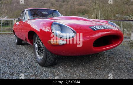 Une Jaguar britannique E Type Jaguar classique à toit rigide rouge vif lors d'un salon de voitures de collection montrant ses lignes élégantes des années 1960 Banque D'Images