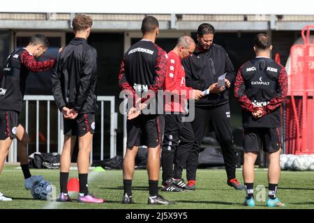 Rotterdam, pays-Bas. 26 avril 2022, ROTTERDAM - l'entraîneur de Sparta Rotterdam Maurice Steijn et l'entraîneur adjoint de Sparta Rotterdam Nourdin Boukhari lors de la première session d'entraînement de Sparta Rotterdam le 26 avril 2022 à Rotterdam, pays-Bas. Maurice Steijn est déjà entraîneur-chef de Sparta Rotterdam. L'homme de 48 ans Hagenaar, qui ne commencerait en fait que dans la nouvelle saison, rejoindra immédiatement le successeur de Henk Fraser. ANP PIETER STAM DE YOUNG Banque D'Images