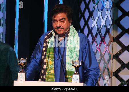 L'acteur et député de Bollywood, Shatrughan Sinha, prononce un discours au cours du festival international du film de Kolkata 27th à Nazrul Mancha le 25 avril 2022 à Kolkata, en Inde. La ministre en chef du Bengale occidental, Mamata Banerjee, a inauguré lundi le Festival international du film de Kolkata (KIFF) 27th, avec l'assurance que le cinéma Bengali a retrouvé sa gloire passée. Le ministre en chef a déclaré après l'inauguration du festival. Elle a déclaré que 163 films de 40 pays seraient projetés au festival sur 10 sites pendant sept jours. (Photo de Dipa Chakraborty/Pacific Press) Banque D'Images