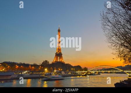 Paris, France - 10 novembre 2021 : horizon de Paris avec tour Eiffel illuminée au coucher du soleil. Banque D'Images