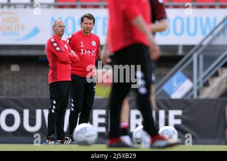 Rotterdam, pays-Bas. 26 avril 2022, ROTTERDAM - l'entraîneur de Sparta Rotterdam Maurice Steijn et l'entraîneur adjoint de Sparta Rotterdam Jeroen Rijsdijk lors de la première session d'entraînement de Sparta Rotterdam le 26 avril 2022 à Rotterdam, pays-Bas. Maurice Steijn est déjà entraîneur-chef de Sparta Rotterdam. L'homme de 48 ans Hagenaar, qui ne commencerait en fait que dans la nouvelle saison, rejoindra immédiatement le successeur de Henk Fraser. ANP PIETER STAM DE YOUNG Banque D'Images