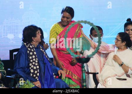 Kolkata, Bengale occidental, Inde. 25th avril 2022. La ministre en chef Mamata Banerjee, l'acteur de cinéma Bollywood et le député TMC Shatrughan Sinha et Birbaha Hansda est un politicien indien et une ancienne actrice lors de la cérémonie inaugurale du festival international Kolkata 27th à Nazrul Mancha le 25 avril 2022 à Kolkata, en Inde. (Credit image: © Dipa Chakraborty/Pacific Press via ZUMA Press Wire) Banque D'Images