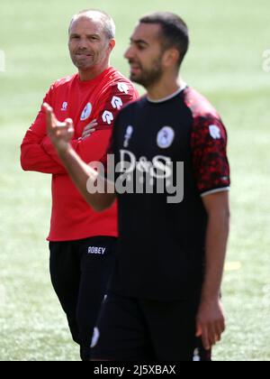 Rotterdam, pays-Bas. 26 avril 2022, ROTTERDAM - l'entraîneur de Sparta Rotterdam Maurice Steijn et Adil Auassar de Sparta Rotterdam lors de la première session d'entraînement de Sparta Rotterdam le 26 avril 2022 à Rotterdam, pays-Bas. Maurice Steijn est déjà entraîneur-chef de Sparta Rotterdam. L'homme de 48 ans Hagenaar, qui ne commencerait en fait que dans la nouvelle saison, rejoindra immédiatement le successeur de Henk Fraser. ANP PIETER STAM DE YOUNG Banque D'Images