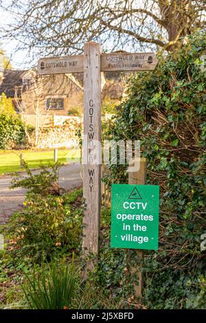 En approchant le village de Stanton, dans les Cotswolds, en automne, le long du sentier national de Cotswold Way, Gloucestershire, Angleterre, Royaume-Uni Banque D'Images