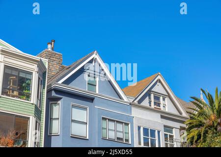 Maisons de ville avec toits de pignon contre le ciel clair à San Francisco, Californie Banque D'Images