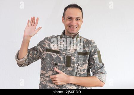 Portrait d'un soldat, arrière-plan militaire blanc Banque D'Images