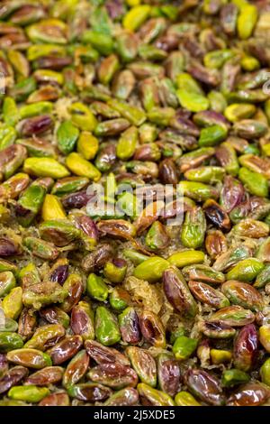 Kadayif pistachio. Kadayif dessert dans un plateau en gros plan local nom fistikzade kadayif Banque D'Images