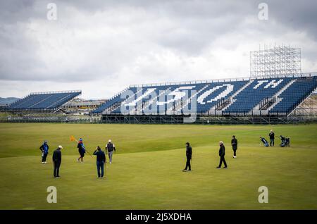 Les spectateurs se tiennent le long des 1st et 18th trous lors de la journée des médias ouverts à St Andrews. Date de la photo: Mardi 26 avril 2022. Banque D'Images