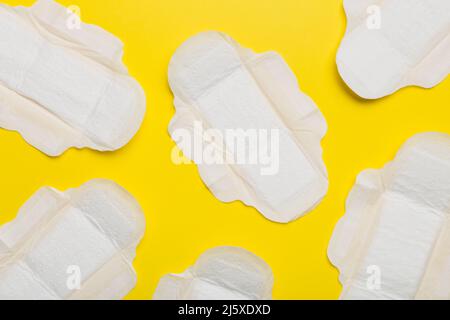 Produits d'hygiène pour femmes ou bloc sanitaire sur fond coloré. Couleur pastel. Gros plan. Emplacement vide pour le texte. Hygiène quotidienne des femmes. Banque D'Images