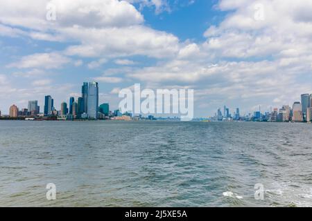 Lower Manhattan vu du bateau en mouvement. New York. Banque D'Images