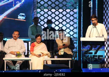 Kolkata, Bengale occidental, Inde. 25th avril 2022. L'acteur Prosenjit Chatterjee prononce un discours lors du festival international du film de Kolkata 27th à Nazrul Mancha le 25 avril 2022 à Kolkata, en Inde. Le ministre en chef a déclaré après l'inauguration du festival. Elle a déclaré que 163 films de 40 pays seraient projetés au festival sur 10 sites pendant sept jours.le festival a commencé par un programme de 10 minutes qui a rendu hommage au légendaire cinéaste Satyajit Ray, dont l'anniversaire de naissance de 100th est célébré cette année. Le film d'ouverture était l'un de ses chefs-d'œuvre Aranyer DIN Ratri (jours et nuits dans le Banque D'Images