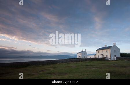 Deux chalets au phare sur le point noir Penmon Anglsea au nord du pays de galles pendant le lever du soleil Banque D'Images