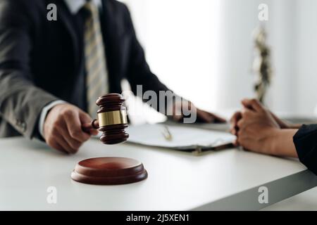 poursuite d'avocat consultation de notaire ou discussion de négociation de cas juridique avec des femmes entrepreneurs de contrat de document dans le bureau Banque D'Images