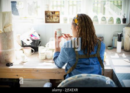 Jeune artiste peintre de céramique en studio d'art Banque D'Images