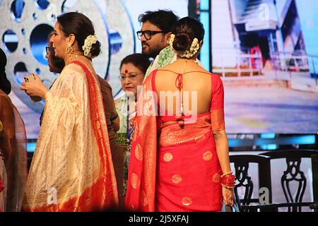 25 avril 2022, Kolkata, Bengale-Occidental, Inde: Actrice Suvashree, L'actrice Paoli dum et la chanteuse et politicien Babul Supriyo pendant 27th Kolkata Festival International du film à Nazrul Mancha le 25 avril 2022 à Kolkata, Inde. Le ministre en chef a déclaré après l'inauguration du festival. Elle a déclaré que 163 films de 40 pays seraient projetés au festival sur 10 sites pendant sept jours.le festival a commencé par un programme de 10 minutes qui a rendu hommage au légendaire cinéaste Satyajit Ray, dont l'anniversaire de naissance de 100th est célébré cette année. Le film d'ouverture était l'un de ses chefs-d'œuvre Aranyer Banque D'Images