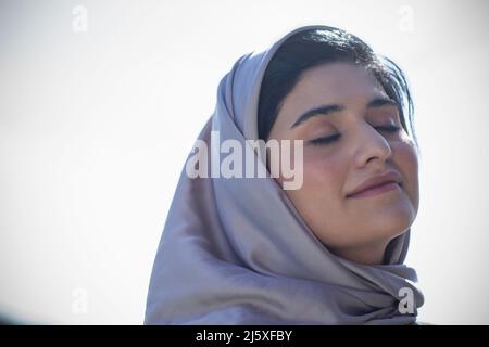 Belle sereine jeune femme musulmane dans hijab Banque D'Images
