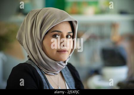 Portrait confiante belle jeune femme musulmane dans le hijab Banque D'Images