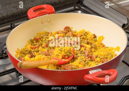 Feijao Tropeiro du nord-est, plat brésilien à base de cuscuz, de haricots, de saucisses, de bacon, de ciboulette et de fromage à la caillé. Banque D'Images