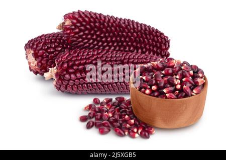 Graines de maïs violet dans un bol en bois isolé sur fond blanc avec une profondeur de champ totale Banque D'Images