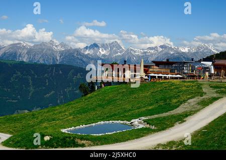 Jerzens, Autriche - 24 juin 2016 : Hochzeiger-Haus, cfe-restaurant et station de sommet pour téléphérique avec vue sur les alpes de Tyrolen Banque D'Images