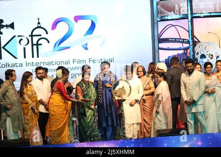 Kolkata, Bengale occidental, Inde. 25th avril 2022. Le ministre en chef Mamata Banerjee, l'acteur M P Dev, l'acteur Prosenjit Chatterjee, l'acteur de film Bollywood et le député TMC Shatrughan Sinha avec la femme Poonam Sinha, l'actrice Nussrat Jahan, l'actrice Koyal Mallick, Babul Supriyo, Raj Chakraborty lors de la cérémonie inaugurale du festival international du film Kolkata 27th, le 25 avril à Mancha Nazrul, 2022 à Kolkata, Inde. (Credit image: © Dipa Chakraborty/Pacific Press via ZUMA Press Wire) Banque D'Images