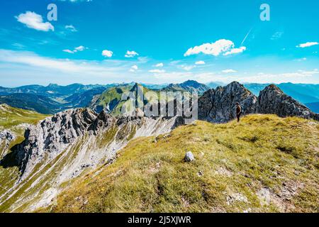 Belle femme est en randonnée au lac Schrecksee thourgh montagne pré dans les alpes bavaroises Banque D'Images