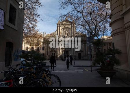 Barcelone, Espagne - 08 janvier 2022 : vue générale de la place Barceloneta et de l'église de San Miguel del Puerto, l'après-midi d'hiver Banque D'Images